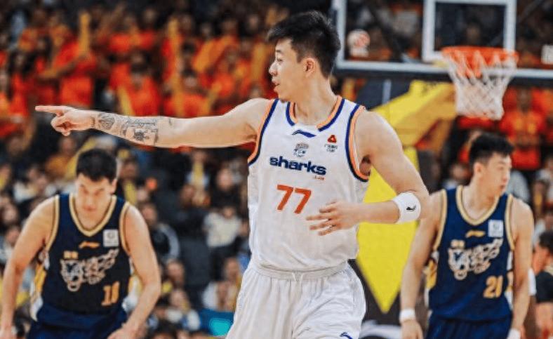 世界杯直播平台-掀翻广东，登顶联赛第1！王哲林怒吼庆祝，张镇麟23+3立大功